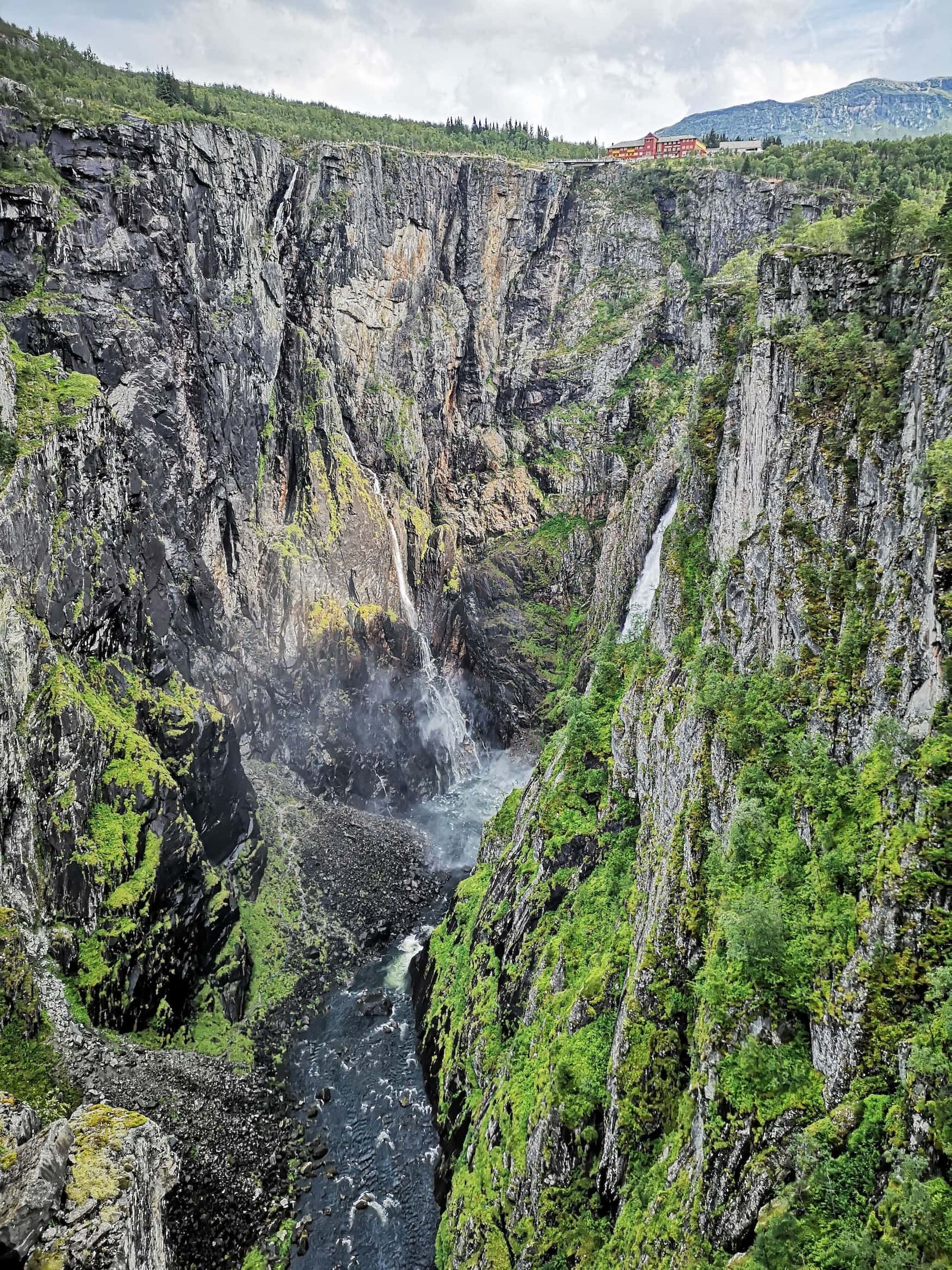 Voringsfossen Wasserfall stürzt vor Fossli hotel in die Tiefe