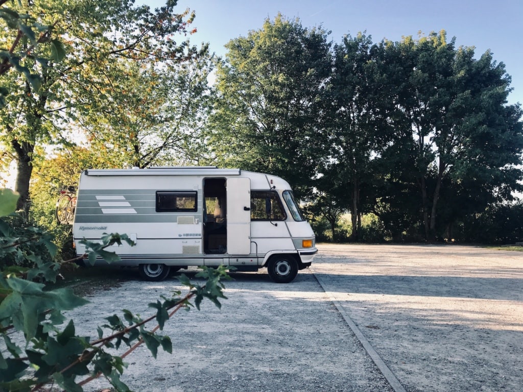 Wohnmobil auf Parkplatz geparkt