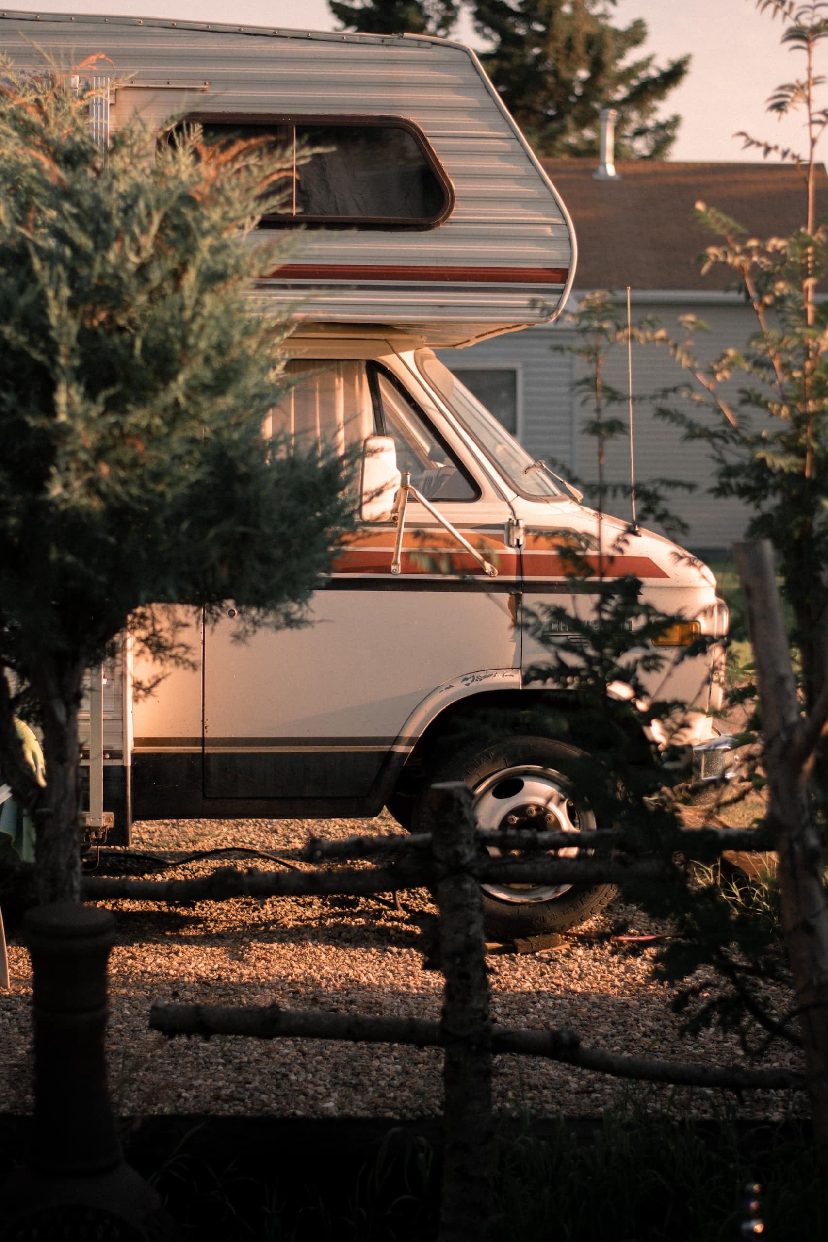 Wohnmobil auf Campingplatz bei Sonnenuntergang