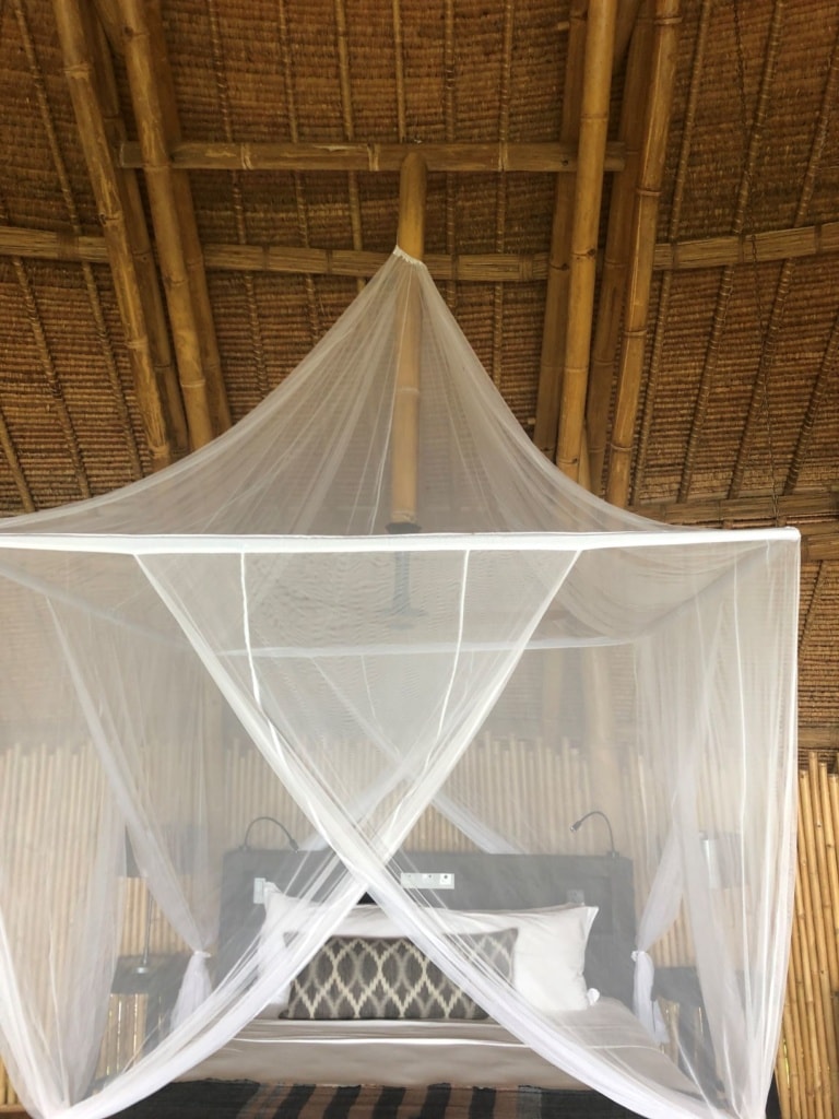 Bett in einer Villa im Cempedak Island