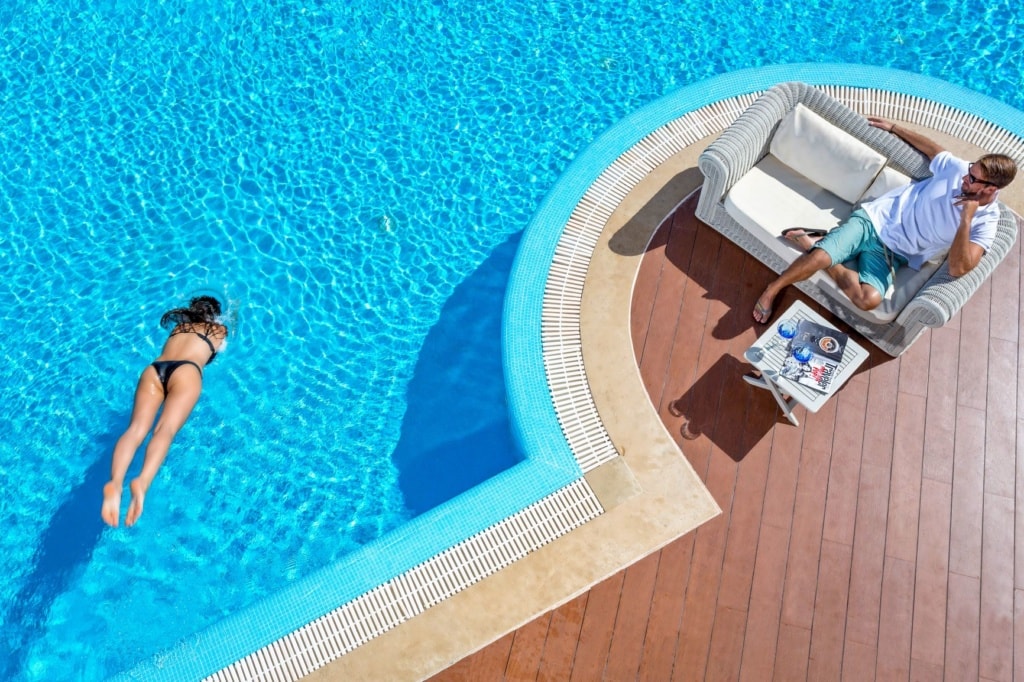 Mann und Frau am Pool im Elounda Golf Villas & Resort