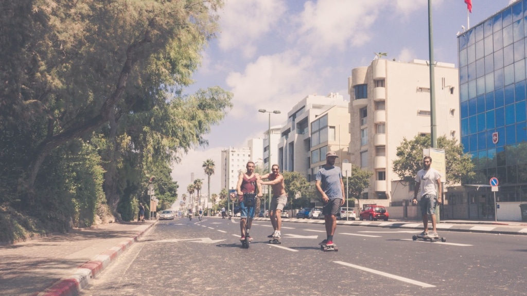 Erwachsene Skater auf einer Straße in Tel Aviv