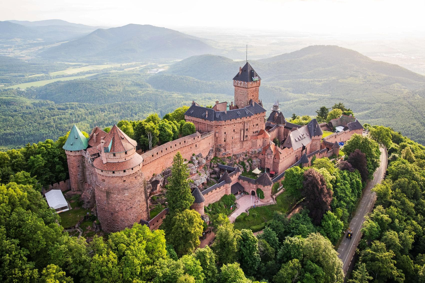 Luftaufnahme der Hohkönigsburg im Elass, Frankreich 
