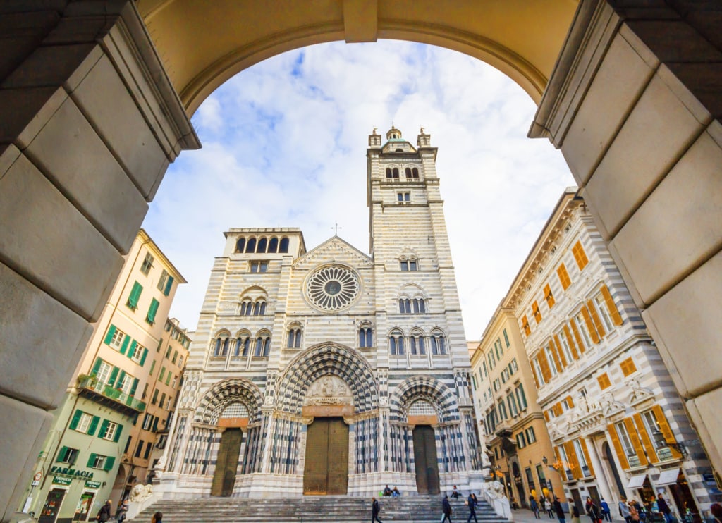 Kathedrale San Lorenzo in Genua fotografiert durch einen Torbogen