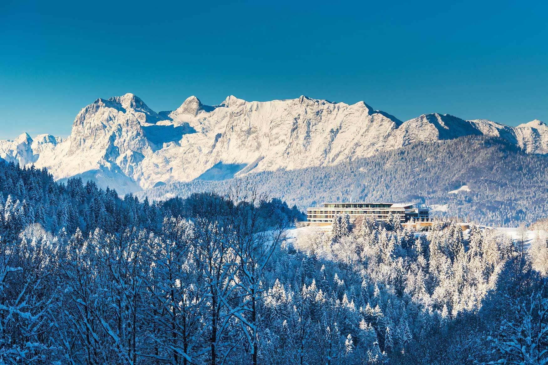 Das Kempinski Hotel Berchtesgaden verschneit im Winter.