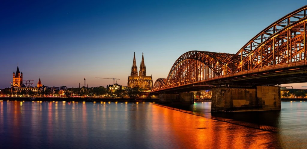 Blick vom rechten Rheinufer auf den Kölner Dom und die Hohenzollernbrücke