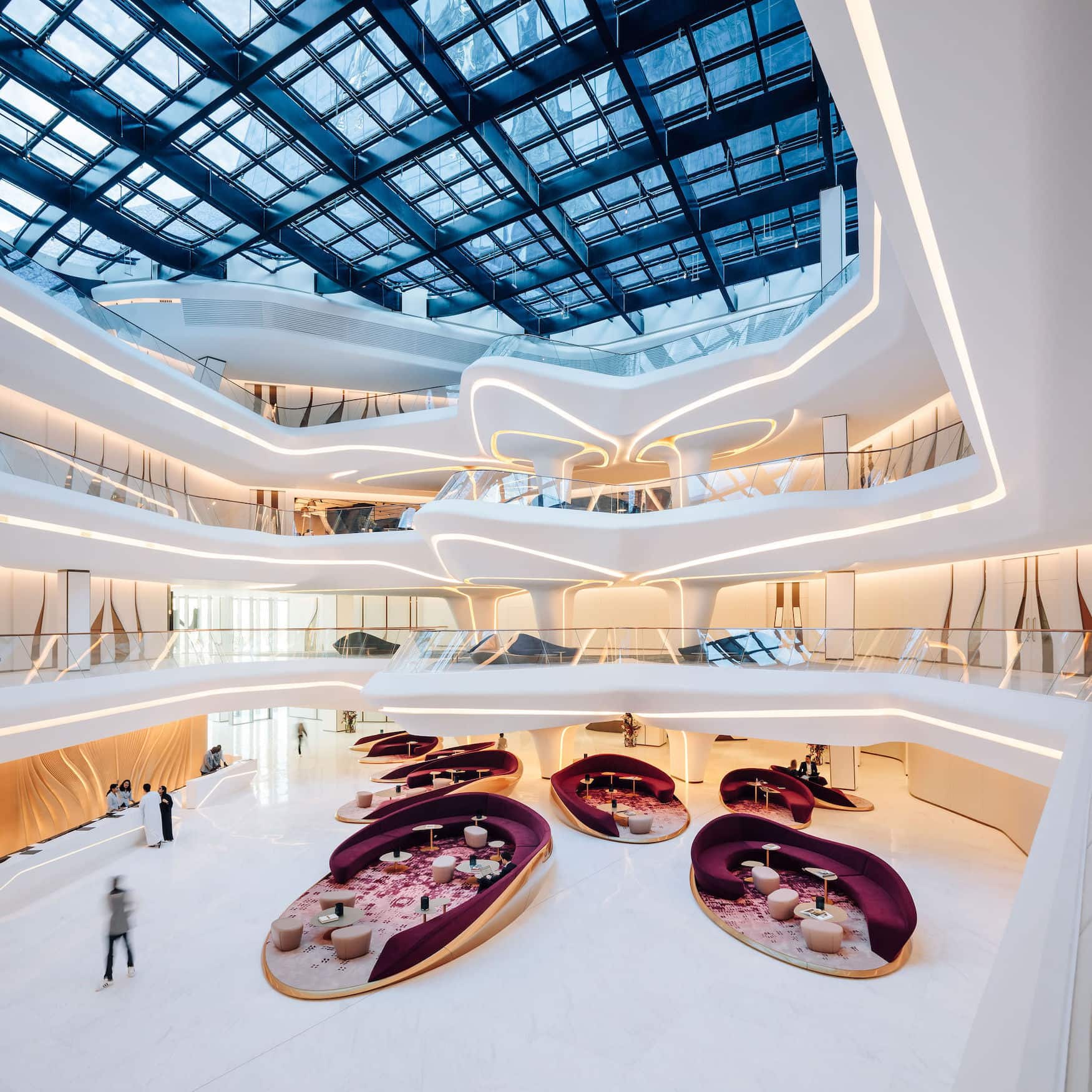 Was ein Architekturhotel! Die Lobby im ME Dubai verzaubert durch außergewöhnliche Formen