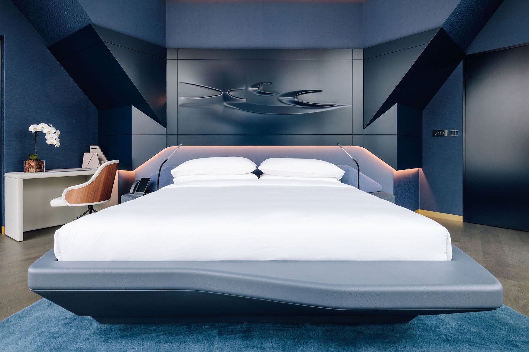 Dunkle Farben dominieren das Interieur im Hotelzimmer des ME Dubai
