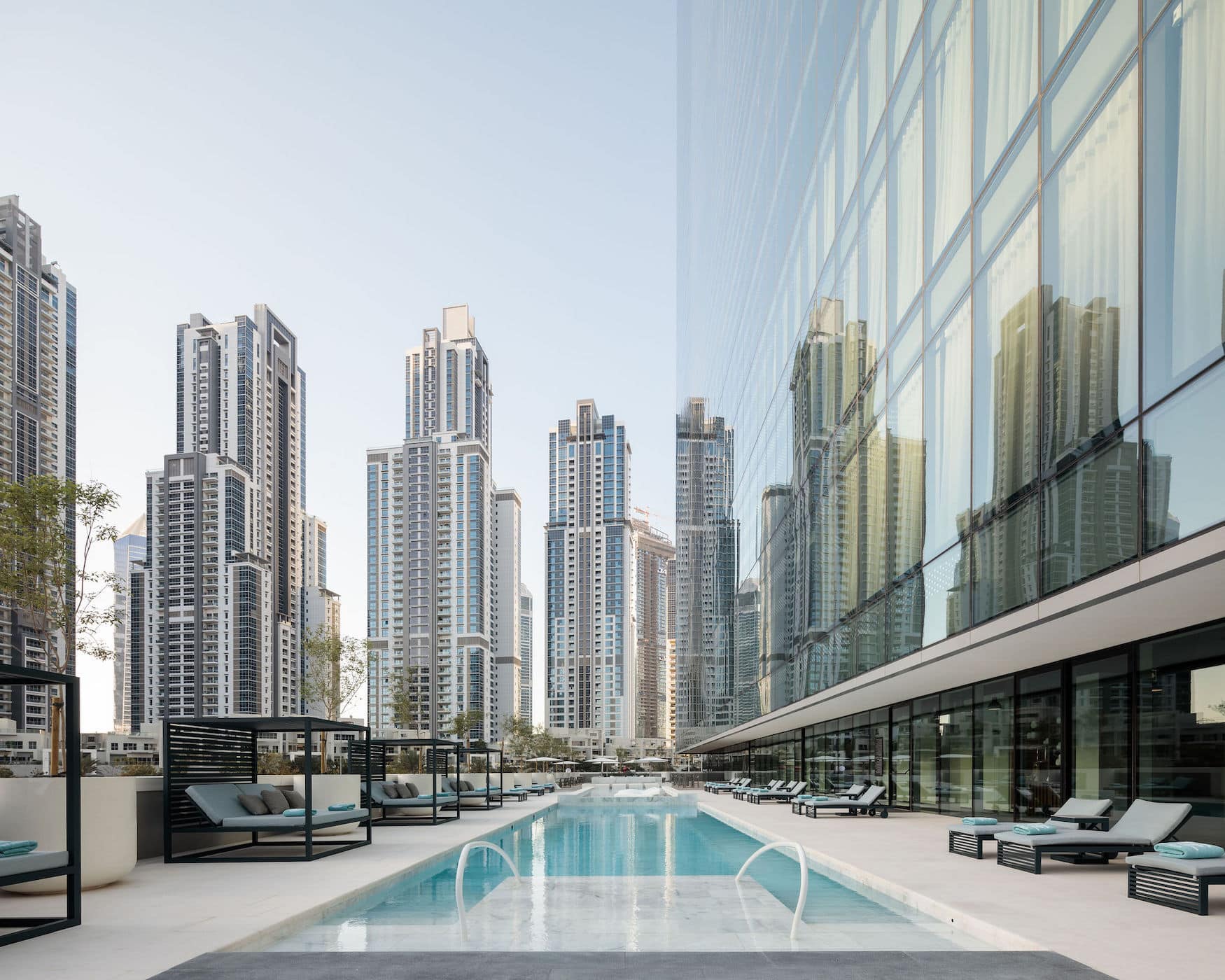 Poolbereich mit Blick auf die Skyline Dubais
