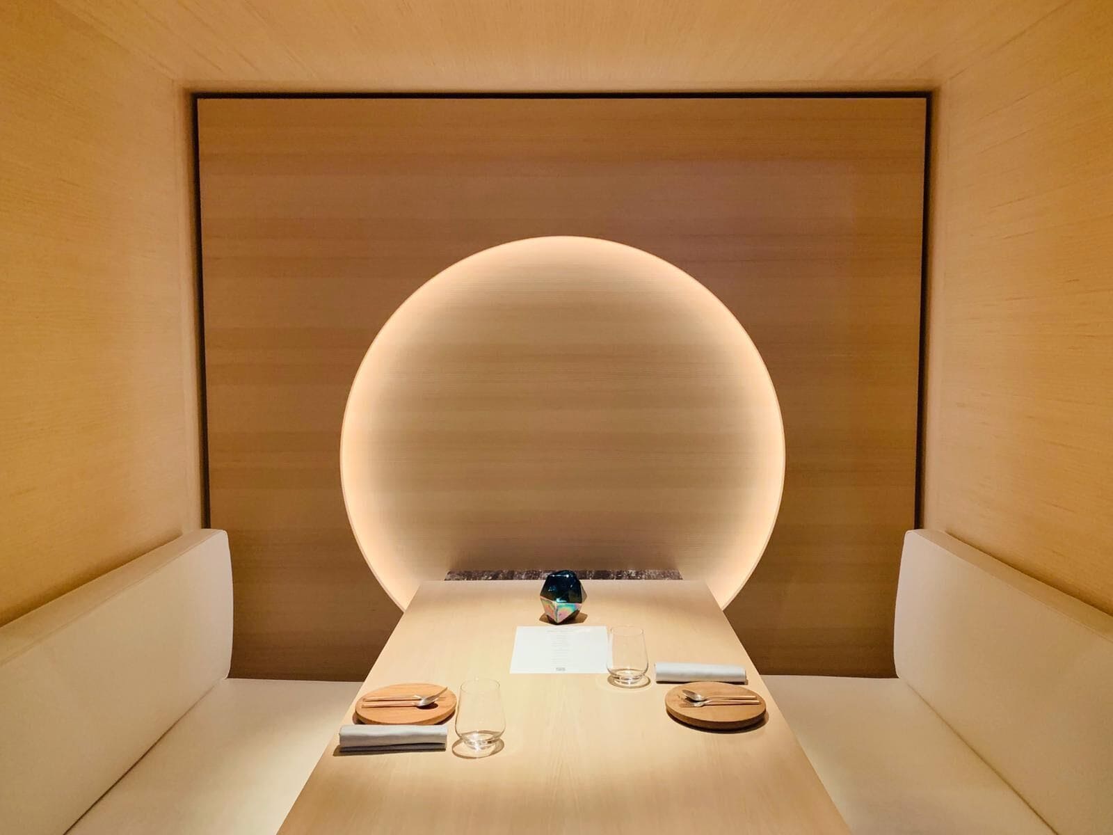 Elegantes, puristisches Ambiente im Kempinski Hotel Berchtesgaden