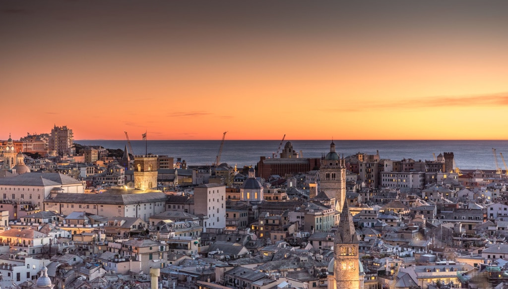 Die Skyline von Genua beim Sonnenuntergang