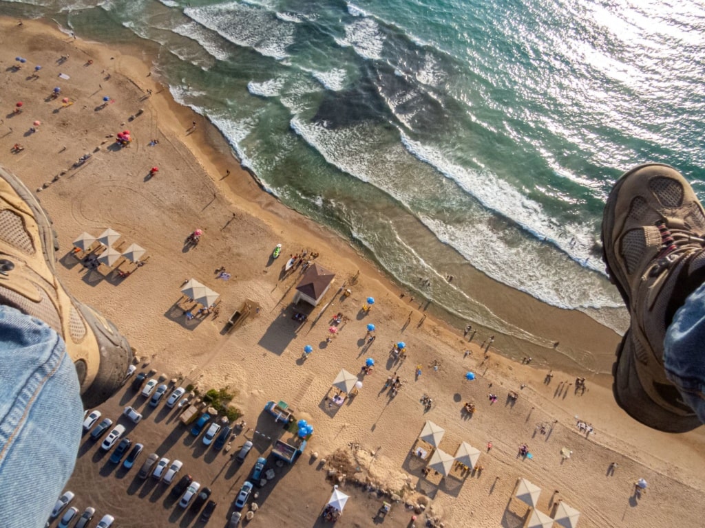 Blick von oben auf den Strand in Haifa