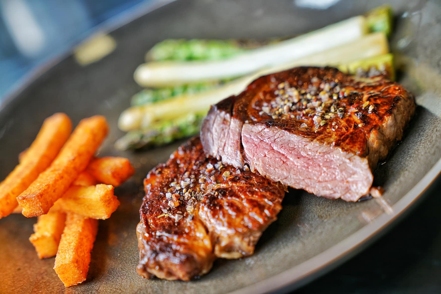 Steak in Hotelrestaurant eines Luxushotels Marburg