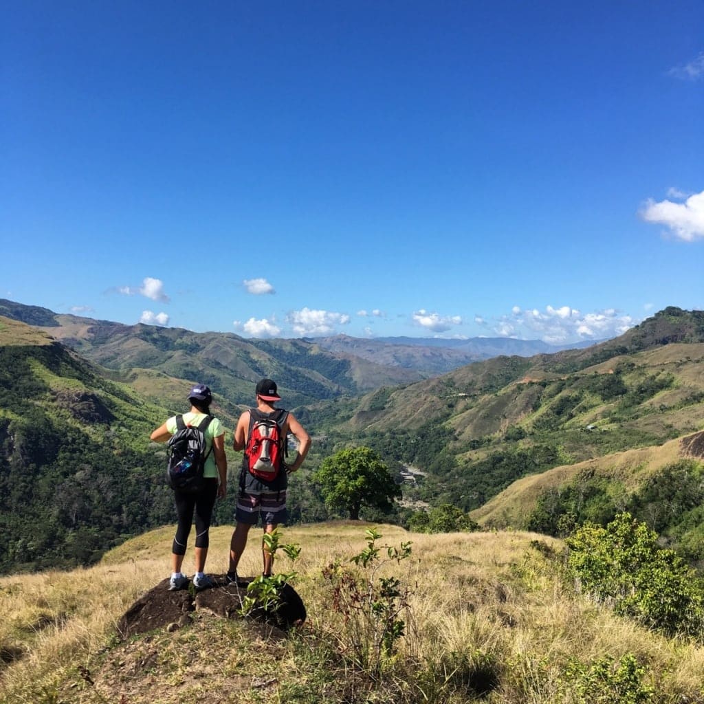 Naturerlebnisse auf den Fiji-Inseln: Wanderer genießen Aussicht auf Fiji-Insel