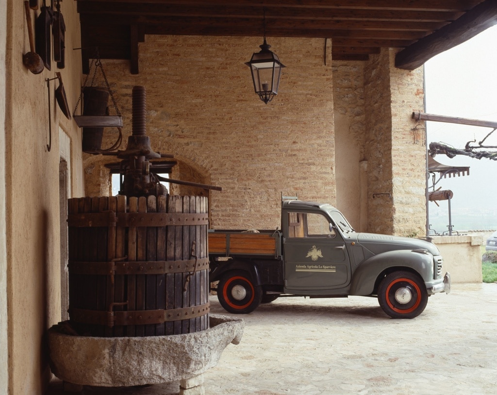 Auto im Hof eines Weinguts in der Franciacorta 