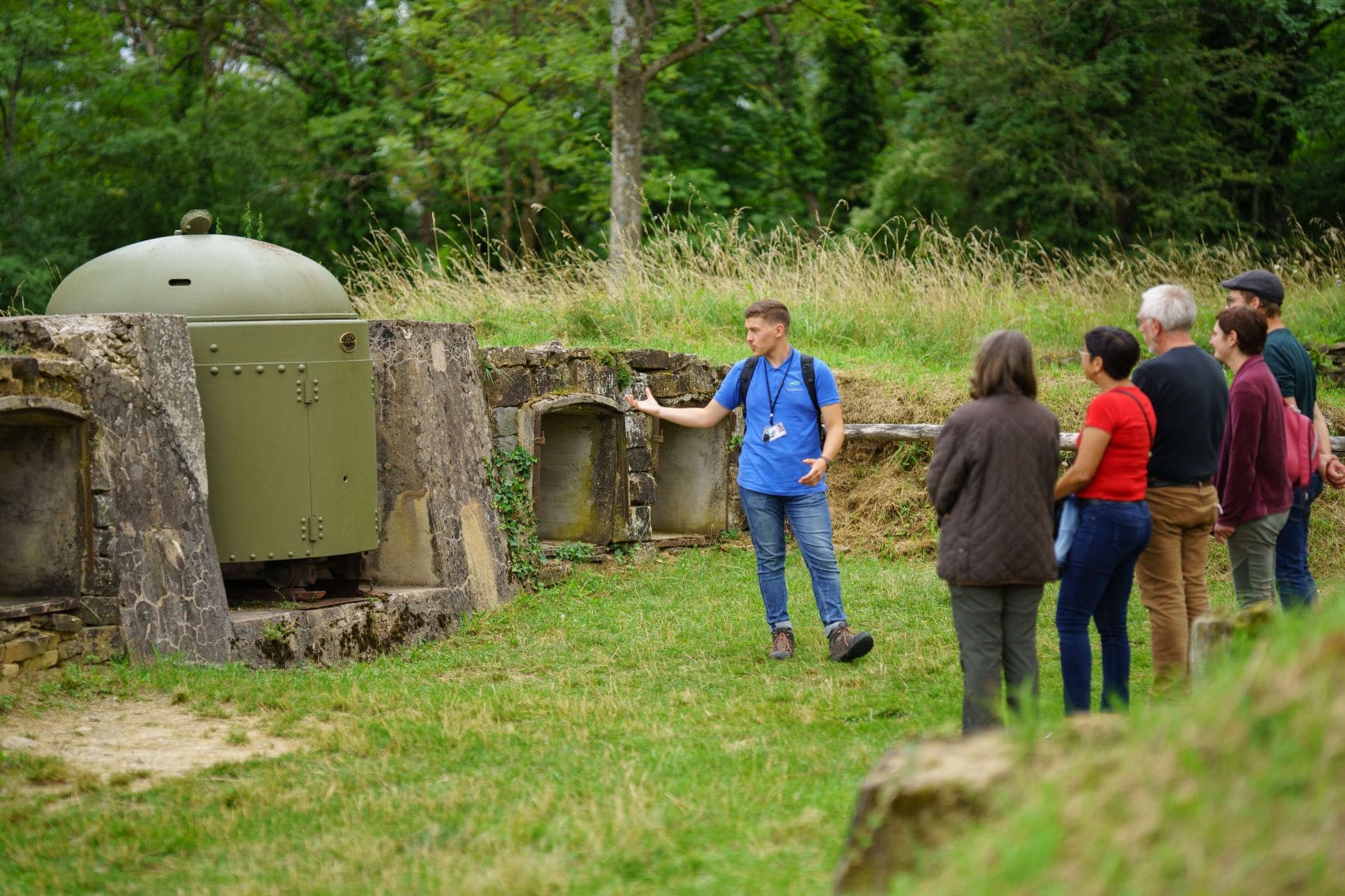 Besucher während einer Führung durch Fort de Mutzig im Elsass 