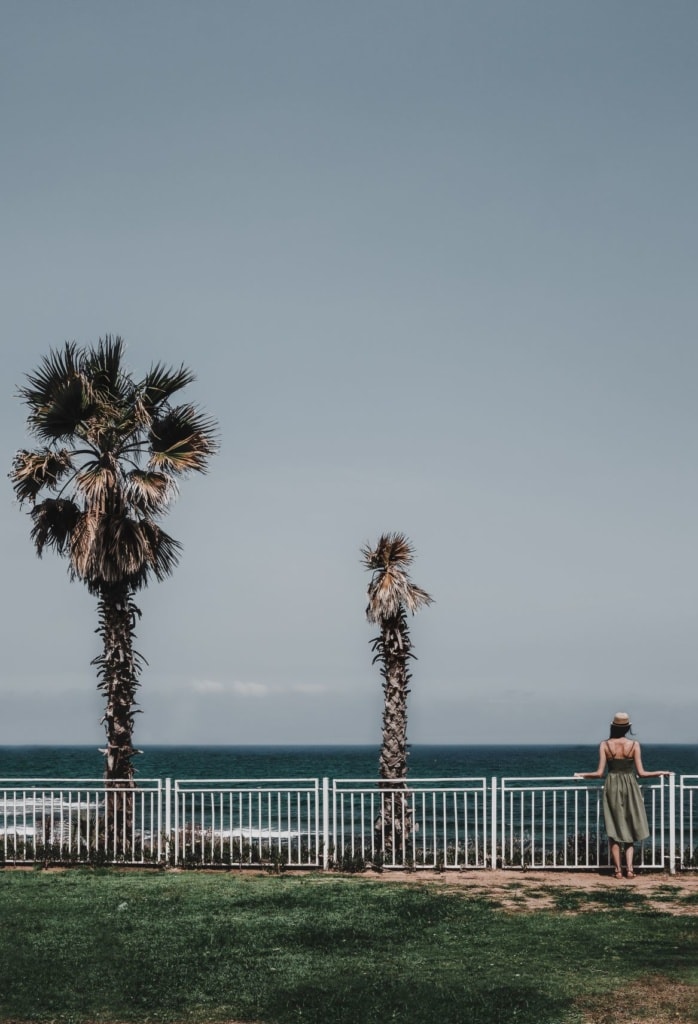 Frau an der Strandpromenade in Tel Aviv