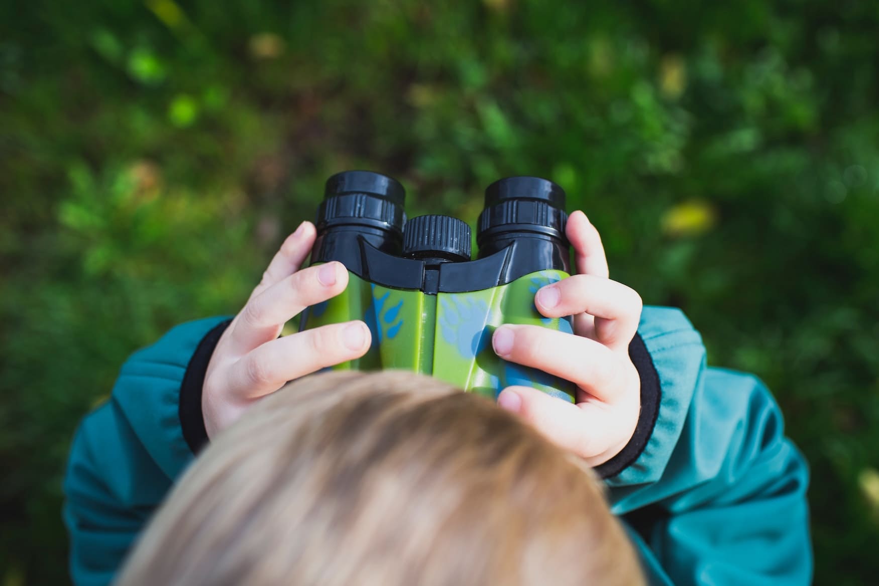 Junge mit Fernglas geht auf Safari in Deutschland