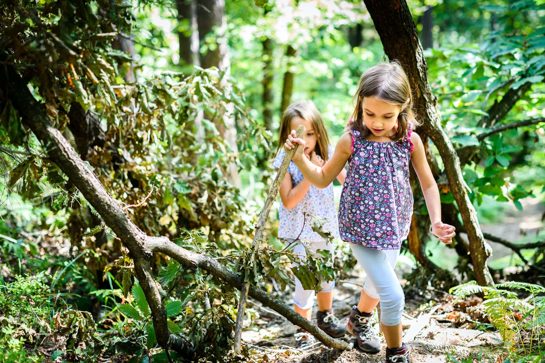 Zwei Mädchen wandern durch Wald