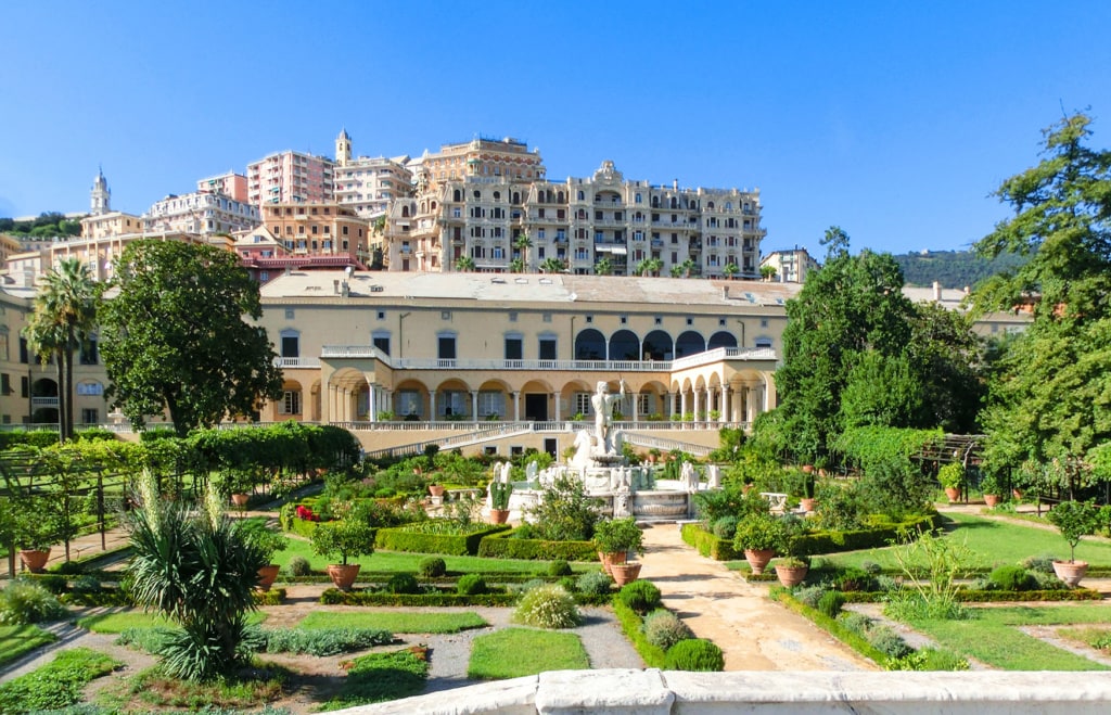 Der sattgrüne Garten der Villa Principe