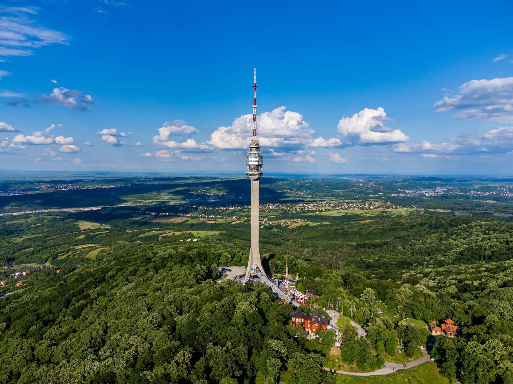 Blick auf Avala Fernsehturm in Belgrad 