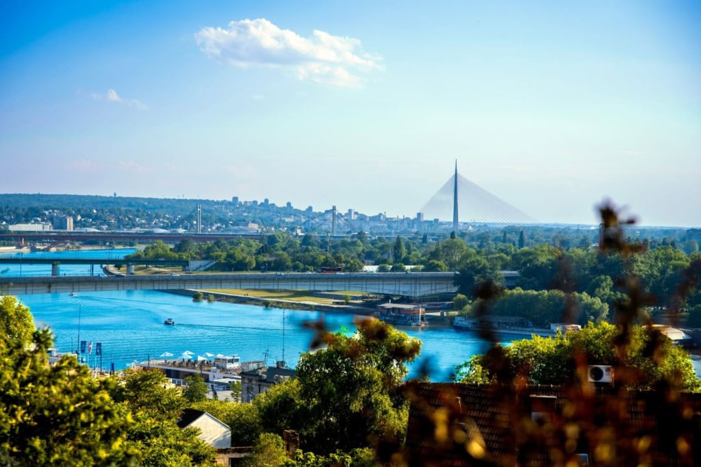 Panoramablick von der Belgrader Festung auf die Save, die Belgrader Uferpromenade und die Belgrader Brücken