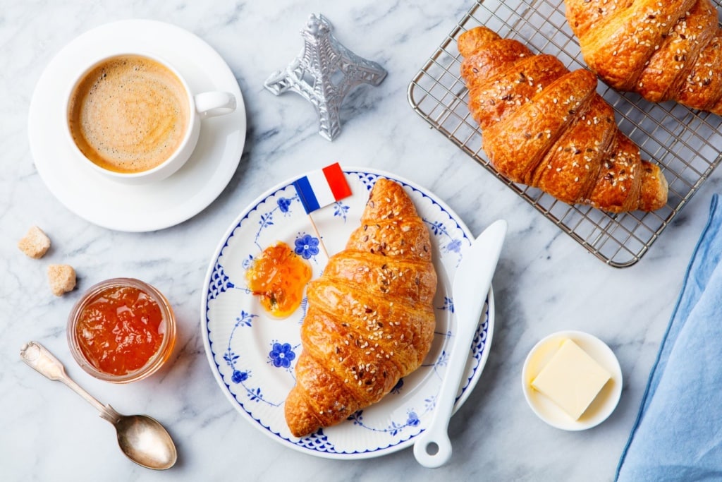Croissants mit Kaffee auf einem Tisch