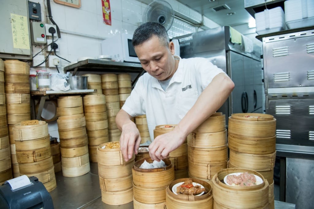 Zubereitung von Dim Sums im Tim Ho Wan, dem günstigsten Sternerestaurant der Welt in Hongkong