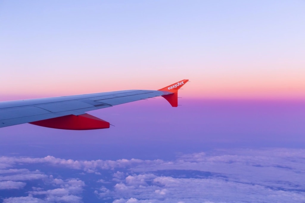 Easyjet-Flügel aus Flugzeug fotografiert