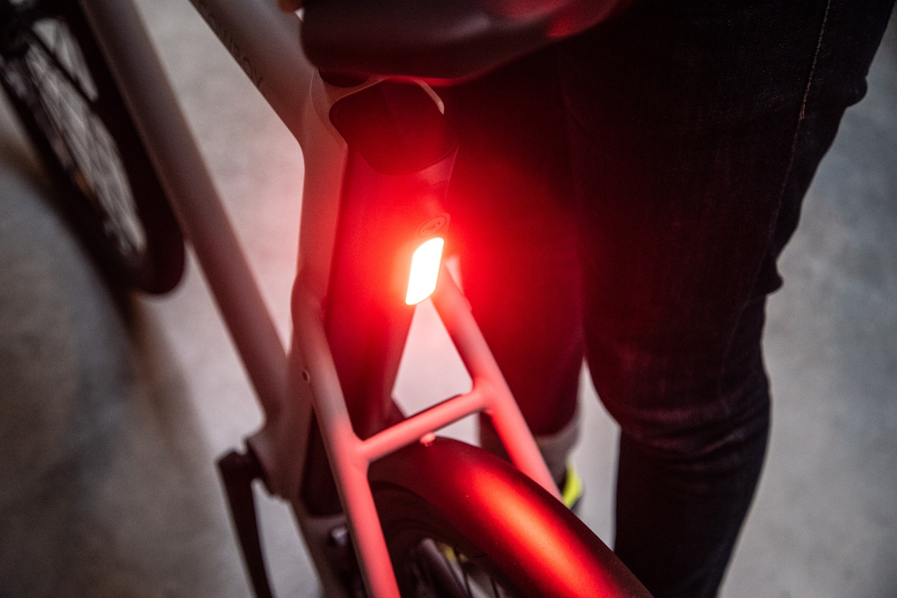 Fahrradlicht von hinten im Dunklen