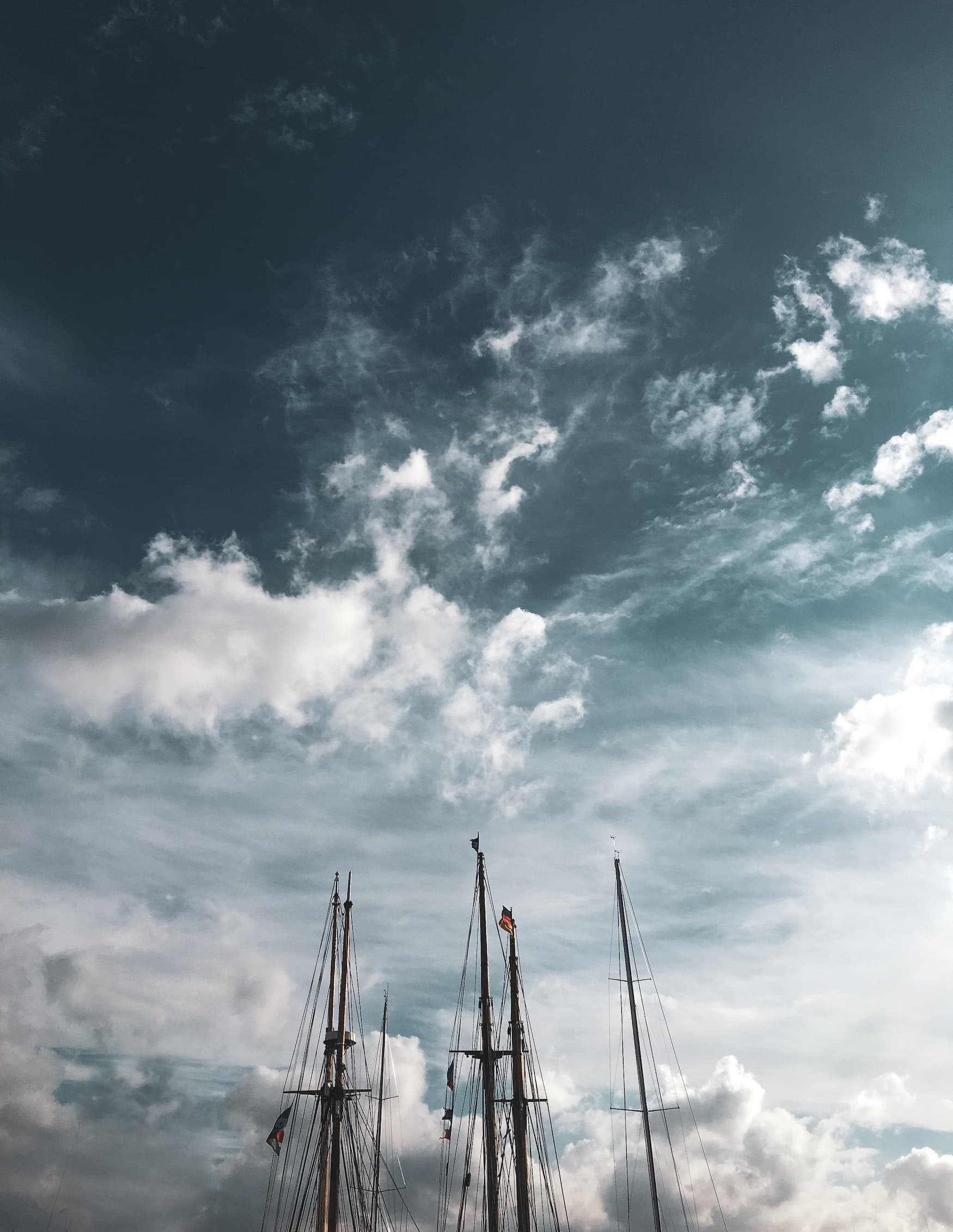 Himmel über Hamburg mit Schiffsmast