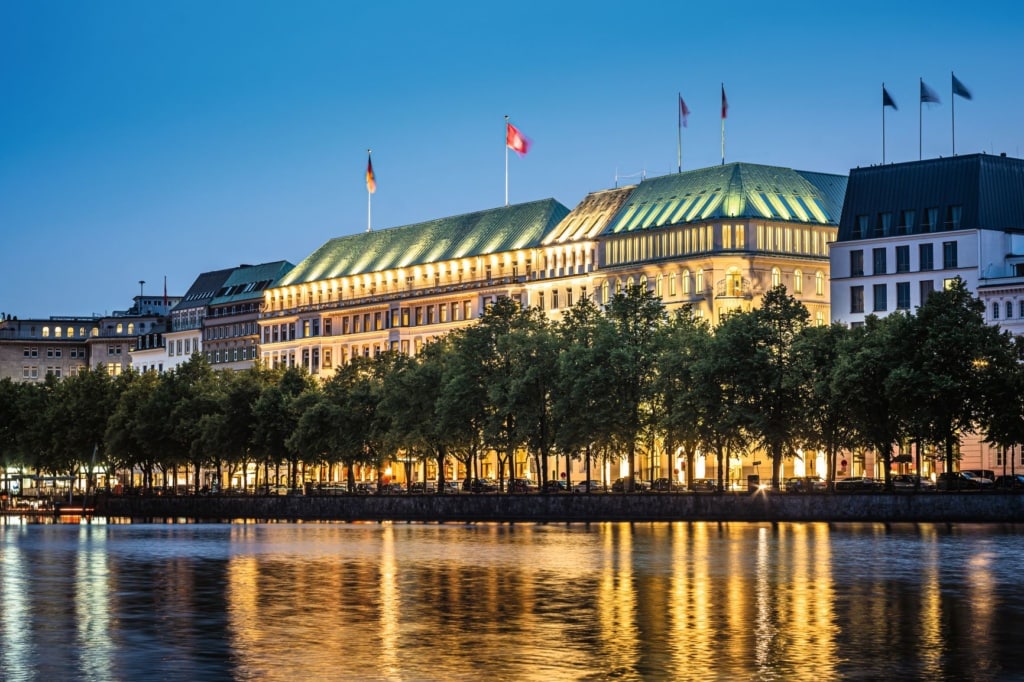Binnenalster und Fassade des Hotel Vier Jahreszeiten Hamburg