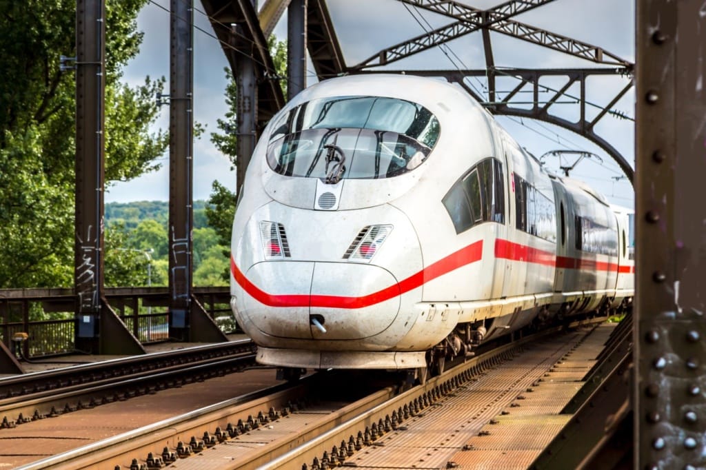ICE fährt über Brücke
