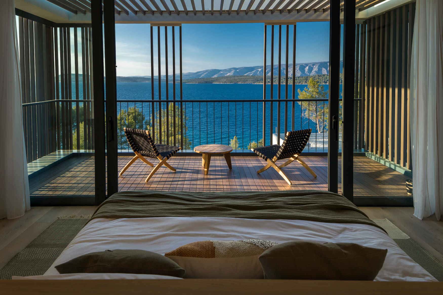 Wunderschöne Balkonstühle in einem Hotel in Kroatien