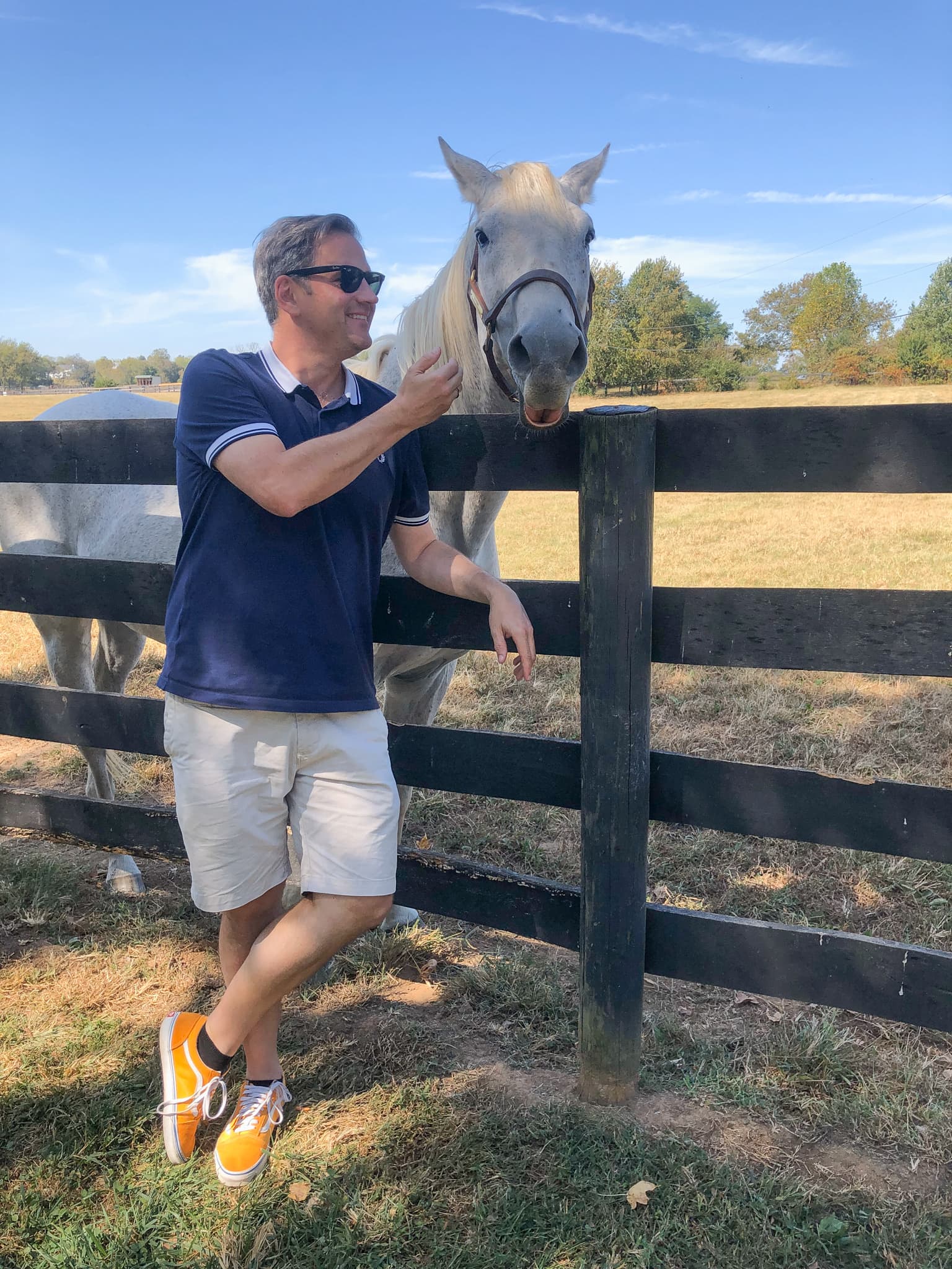 Autor Ralf Johnen mit Silver Charm auf der Old Friends Farm