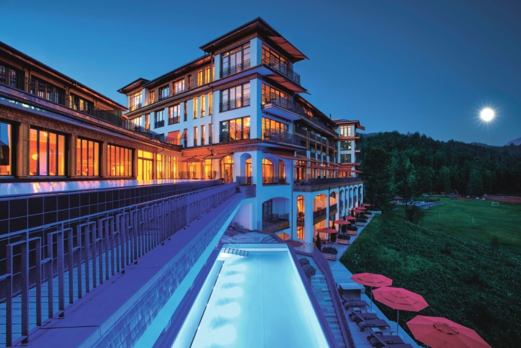 Pool und Fassade Schloss Elmau