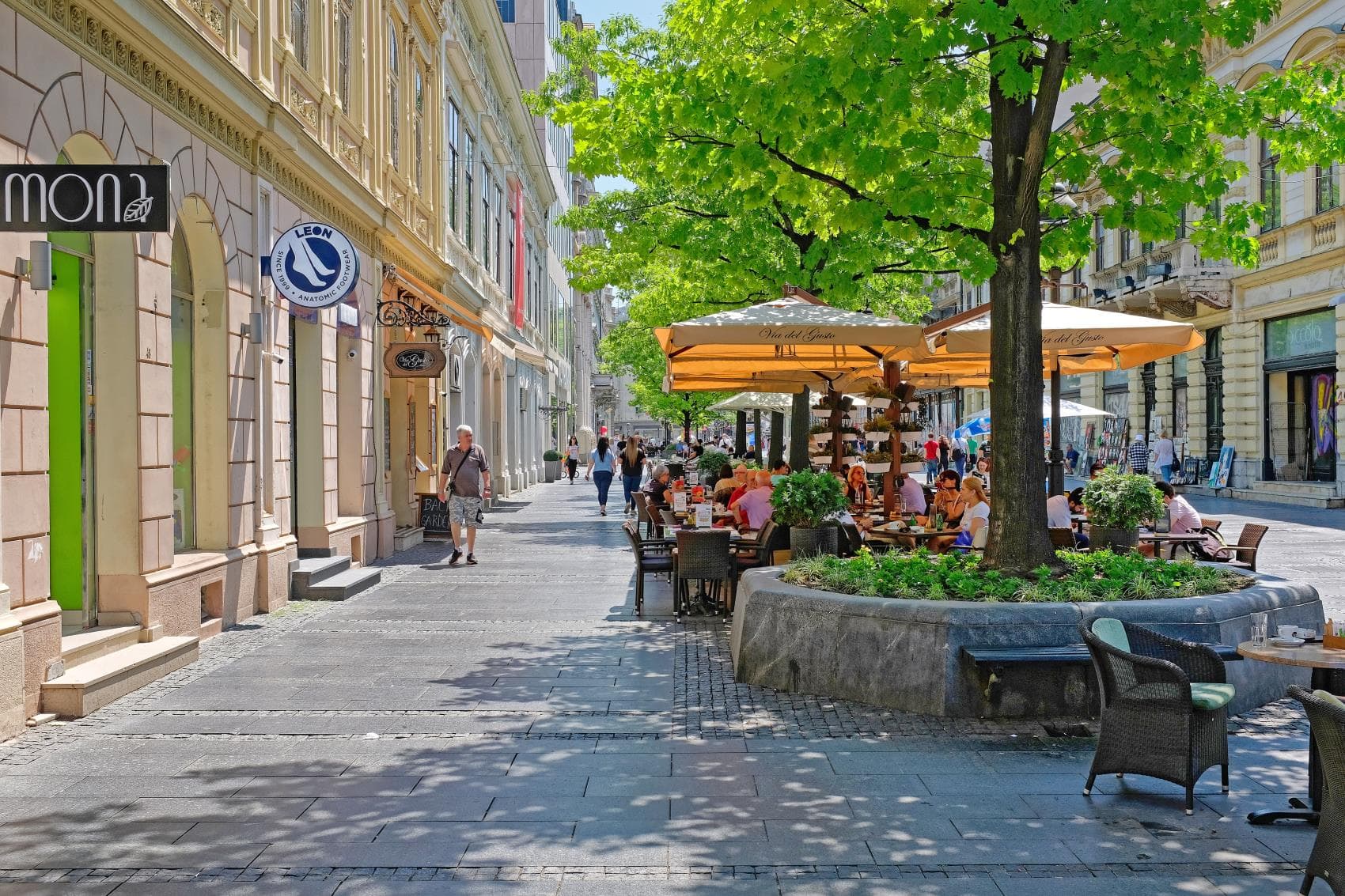 Außengastronomie auf der Knez Milhailova Fußgängerzone Belgrad 