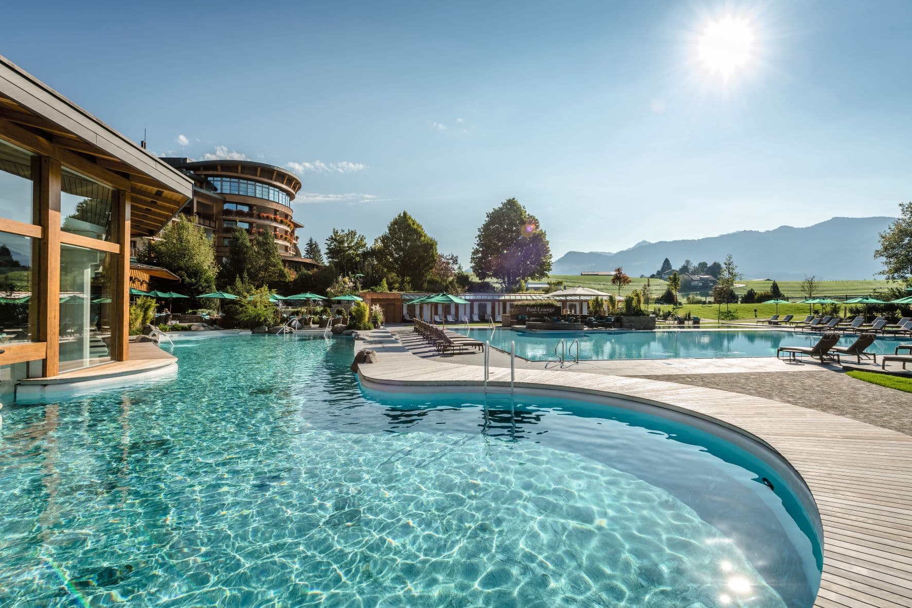 Swimmingpool und Garten im Sonnenalp Resort