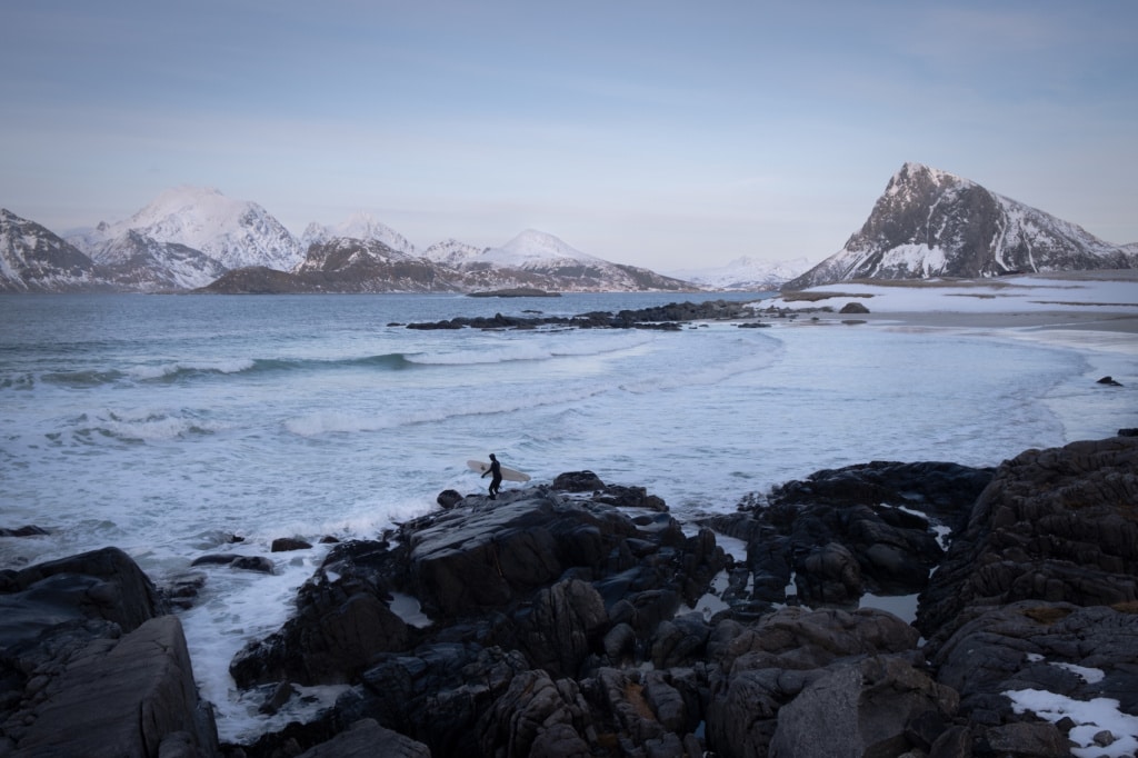 Die Lofoten sind ein toller Ort fürs Surfen in Norwegen.