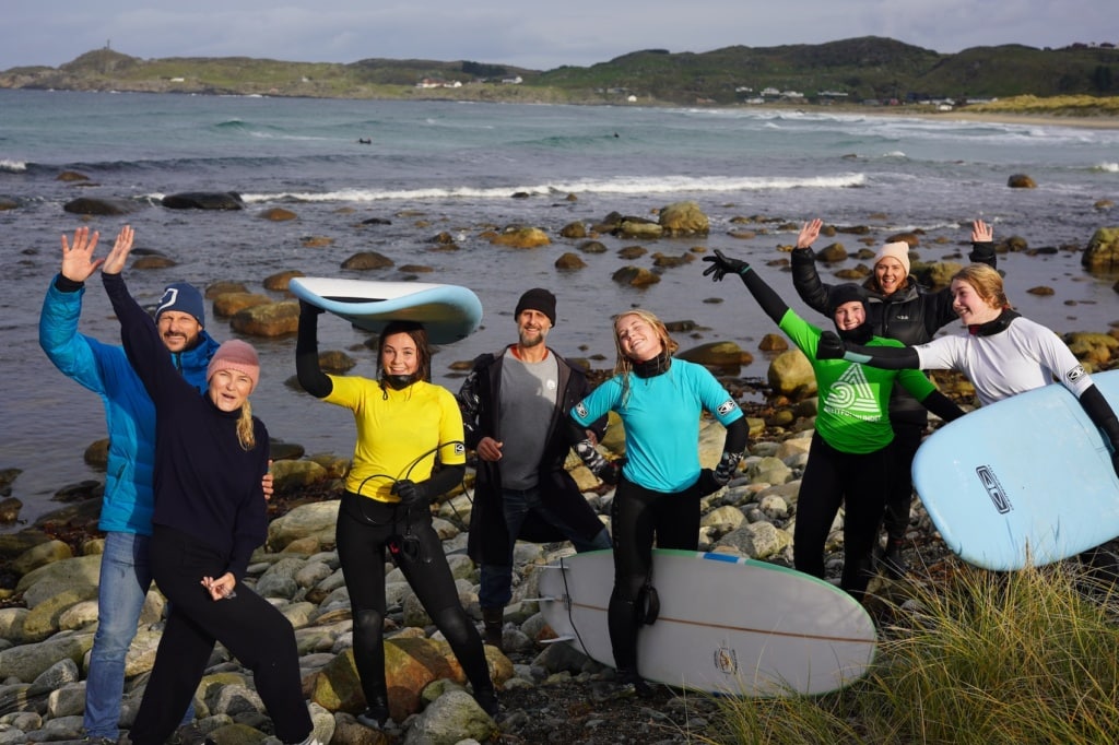 Das Kronprinzenpaar jubelt mit seiner Tochter – Surfen in Norwegen.