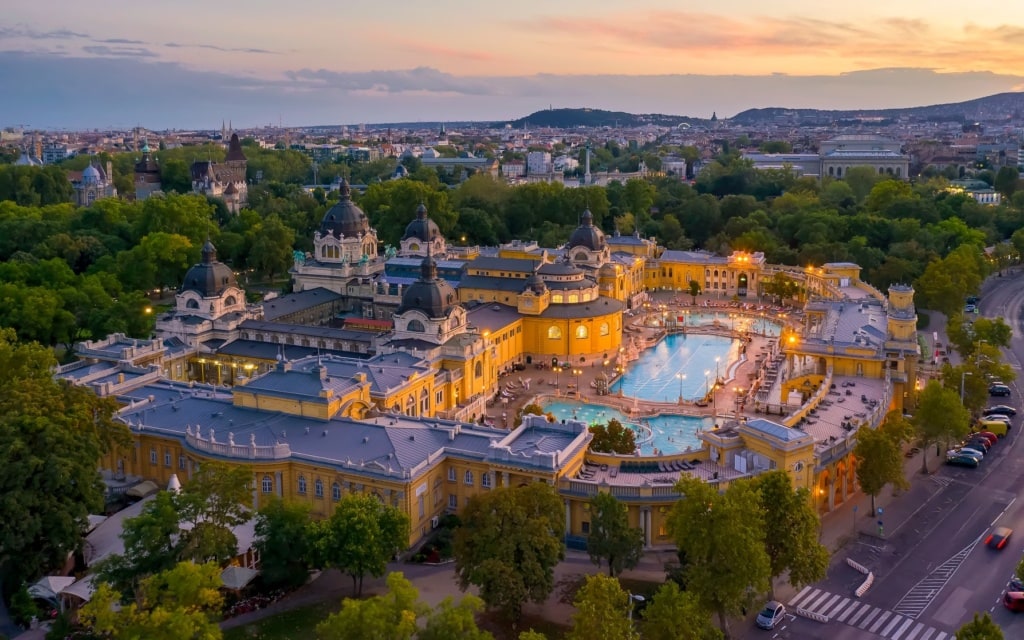Szechenyi-Thermalbad in Budapest aus der Vogelperspektive