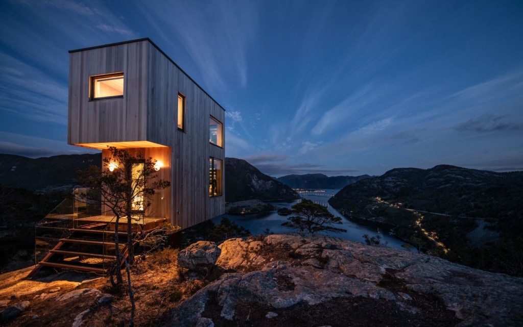 Spektakuläre Unterkunft in Norwegen: The Bolder Skylodge bei nacht mit Blick über das Fjord