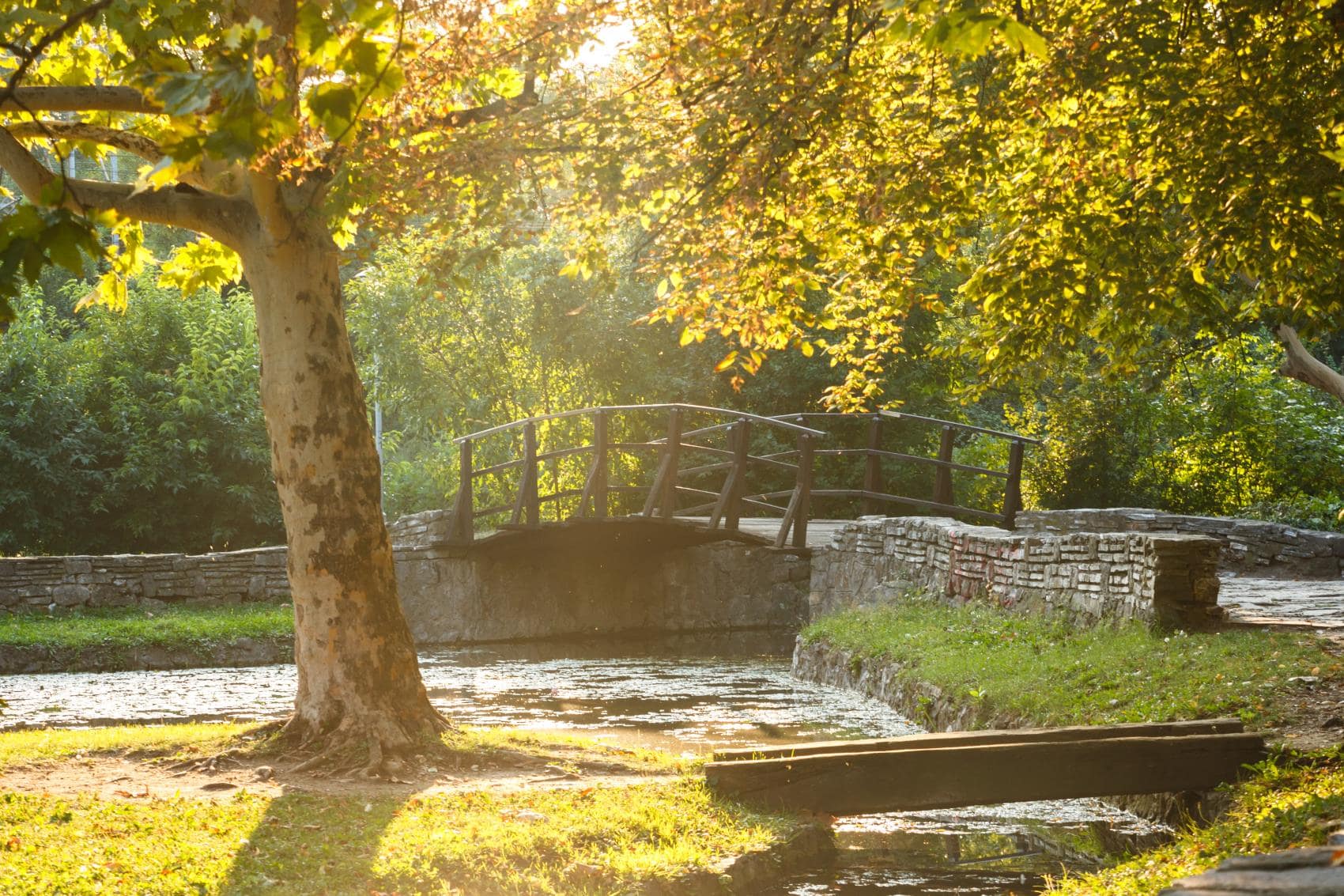 Fußgängerbrücke im Topčider Park in Belgrad 