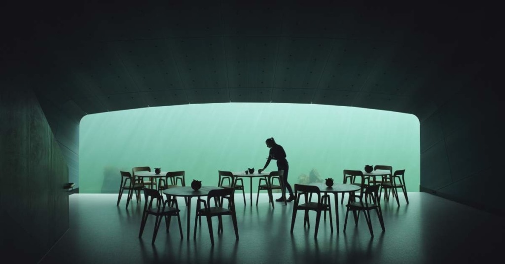 Kellnerin im Unterwasser-Restaurant Under in Lindesnes, Norwegen 