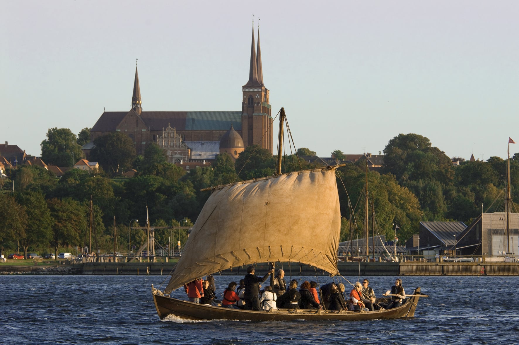 Altes Wikingerschiff auf fahrt vor dem Wikingerschiffsmuseum Roskilde