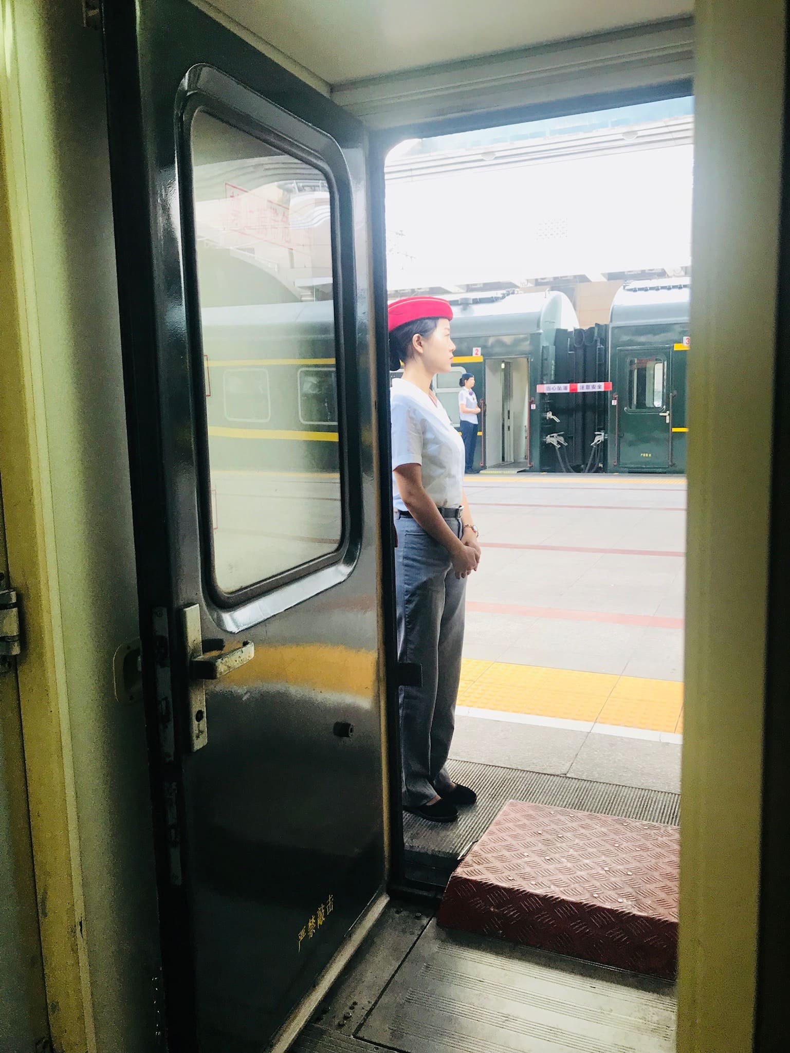 Schaffnerin steht vor Zug in Guangxi in China