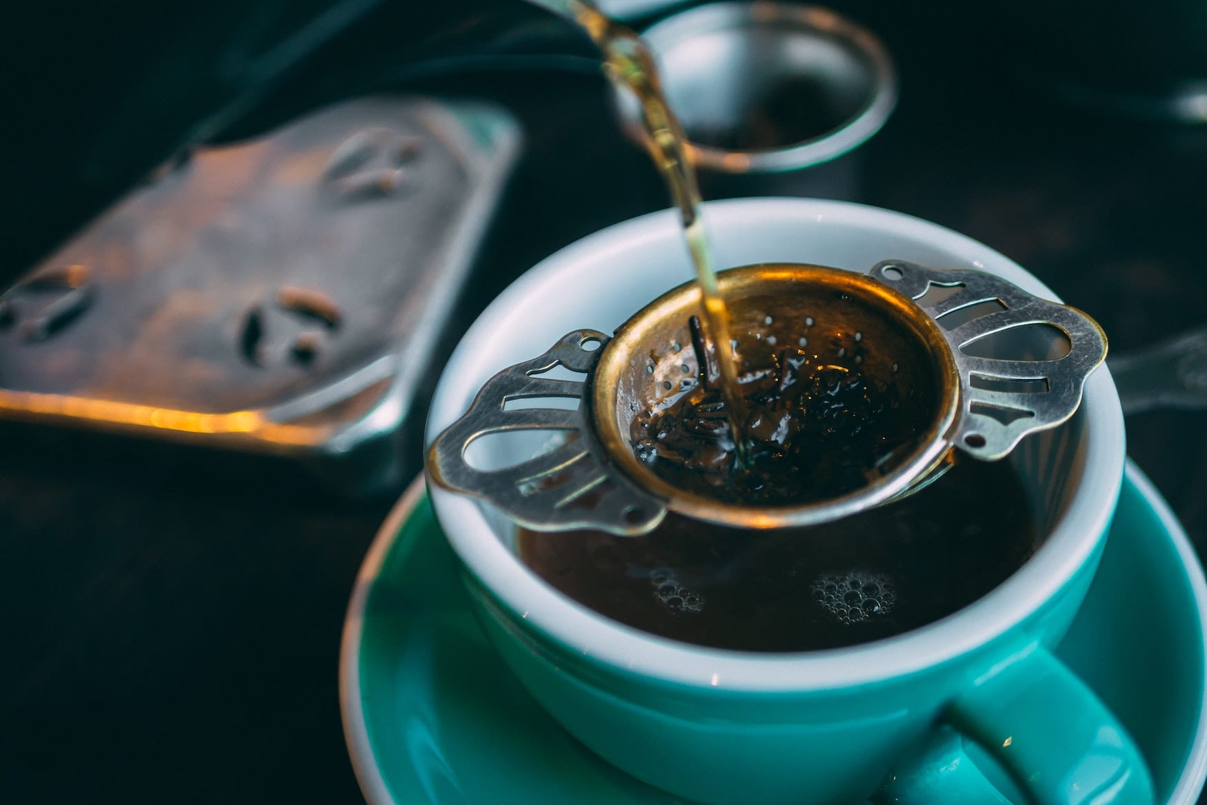 Afternoon Tea wird in Tasse geschüttet