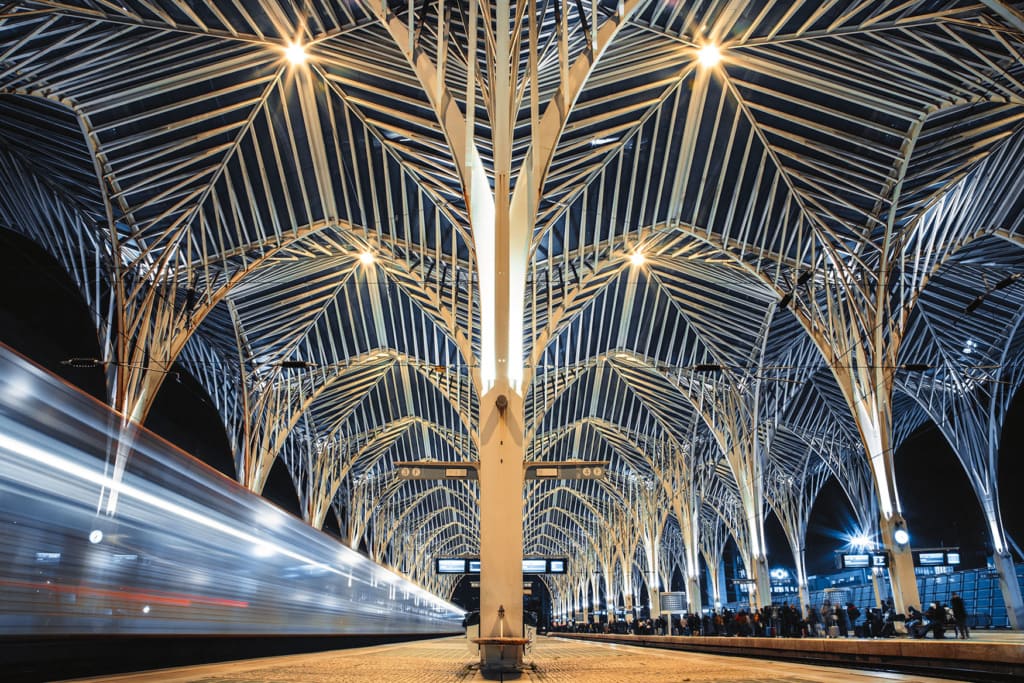 Bahnhof Oriente im Abendlicht mit der angestrahlten Architektur von Calatrava