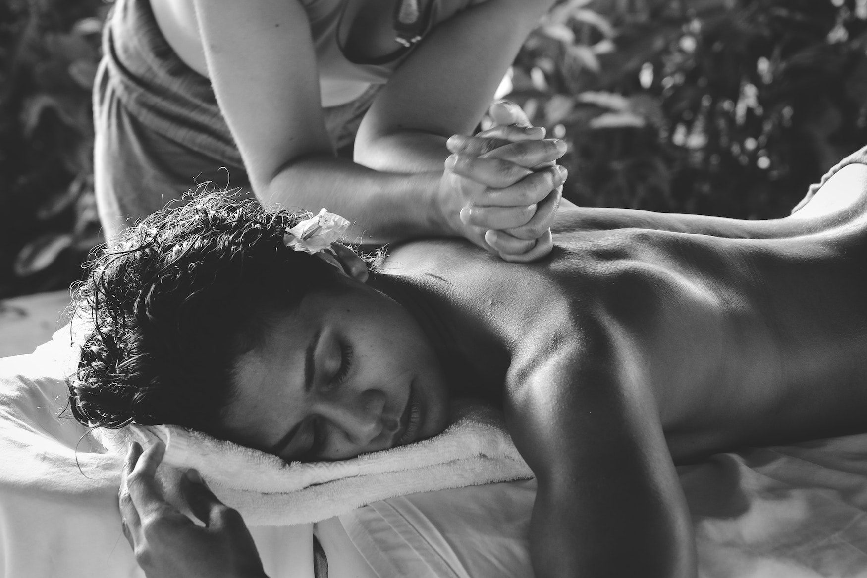 Junge Frau während einer Thai-Massage