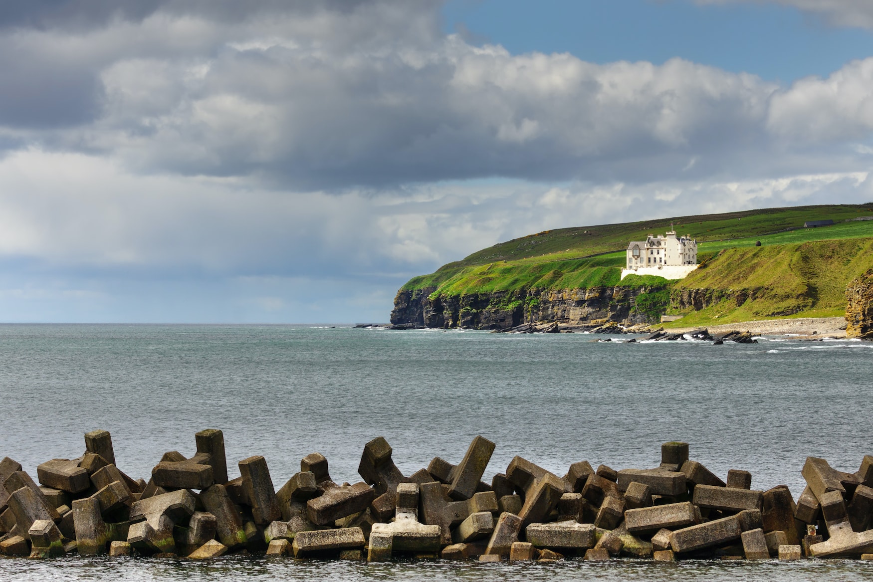 Dunbeath Castle an steilen Klippen in Schottland
